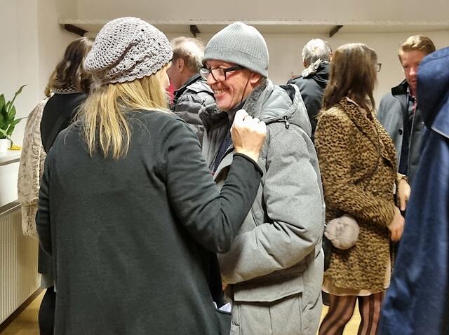 Raimund Spöck und weitere Ausstellungsgäste | Foto: Marcel Ambrusch