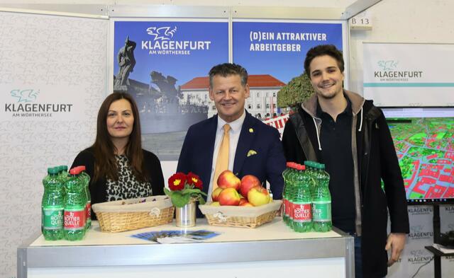 Bürgermeister Christian Scheider besucht den Stand mit Mitarbeiter der Abteilung Vermessung und Geoinformation und der Personalabteilung der Stadt Klagenfurt. | Foto: StadtKommunikation/Zechner