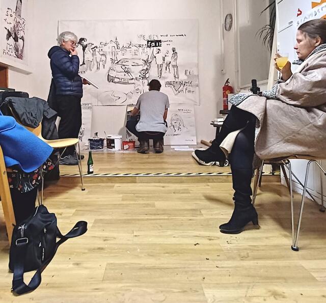 Kunsthistorikerinnen im Austausch mit dem Künstler | Foto: Ambrusch-Rapp