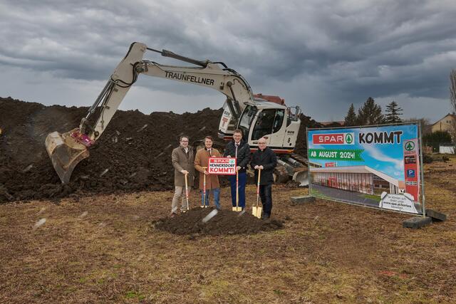 v.l.n.r.: Ing. Jürgen Kaiser (Büro Ebner); Mag. Thaddäus Heindl (Bürgermeister); SPAR-Geschäftsführer Mag. Alois Huber, Prok. Ing. Heinz Mölzer (Fa. Traunfellner [GU]) | Foto: ArtoGraph, Robert Müller