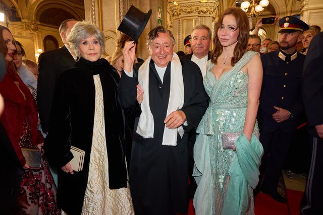 Der Opernball 2024 soll genauso glamourös werden, wie im Vorjahr, als Richard Lugner mit Jane Fonda antanzte. | Foto: Starpix/ Alexander TUMA,