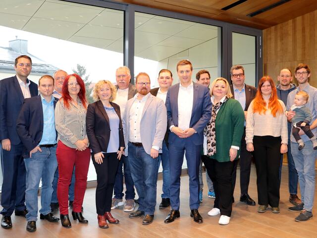 GR Stefan Sautner, GR Patrick Reinisch, StR Helmut Schwarz, StRin Ulrike Gugerell, 3. Landtagspräsidentin Eva Prischl, GR Walter Böhn, Bürgermeister Christoh Artner, GR Marco Simon, LR Sven Hergovich, Bezirksgeschäftsführer Gregor Unfried, Labg. Kathrin Schindele, NR Robert Laimer, GR Alina Weixlbaum, GR und Ortsparteivorsitzender Tontcho Nikov, StR Kurt Schirmer &amp; Tobias | Foto: Rene Wunderl