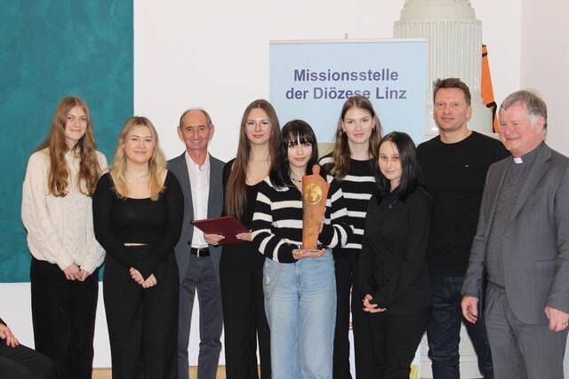 Schülerinnen des Stiftsgymnasiums Kremsmünster mit Prof. Martin Köfer, Bischof Manfred Scheuer und dem Leiter der Missionsstelle, Andreas Reumayr. | Foto: Missionsstelle / Mayr