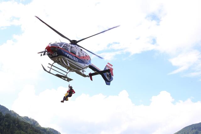 Mittels Taubergung konnten die Wanderin und ihr Begleiter geborgen werden. | Foto: Polizei