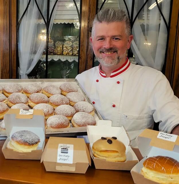 Meister Thomas Piaty mit seinen gold-gelben Krapfenschätzen. | Foto: Piaty