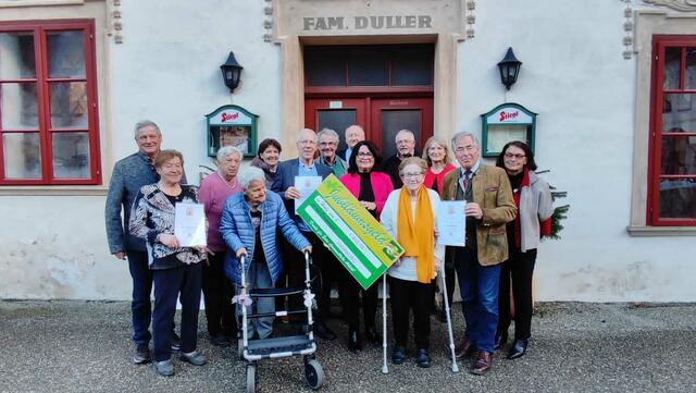 Die Seniorenbund-Ortsgruppe Haimburg feierte ihr 45-Jahr-Jubiläum. In diesem Rahmen wurden langjährige Mitglieder von Seniorenbund-Landesobfrau Elisabeth Scheucher-Pichler und Bezirksobmann Anton Polessnig ausgezeichnet und die Gruppe erhielt einen "Jubiläumsbonus" für den langjährigen Einsatz für die ältere Generation. | Foto: Privat