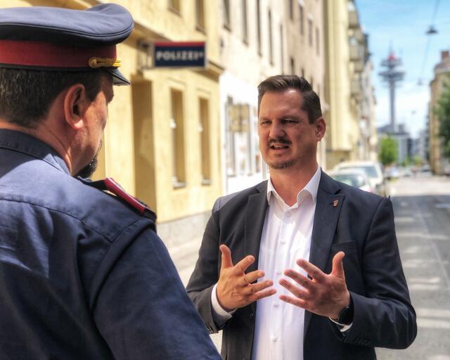 Bezirksvorsteher Franz (SPÖ) startet wieder gemeinsam mit den Grätzlpolizisten die Sicherheitssprechstunden im Amtshaus. | Foto: Harald Schuster