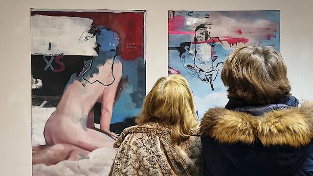 Ausstellungsgäste vor den Arbeiten von Gerhard Fresacher | Foto: Marcel Ambrusch