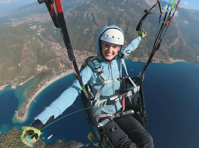 Jennifer Plöschberger ist begeisterte Acro-Paragleiterin und ist im Weltcup europaweit im Einsatz. Ziel ist es ins Profilager zu wechseln. | Foto: Privat (10)