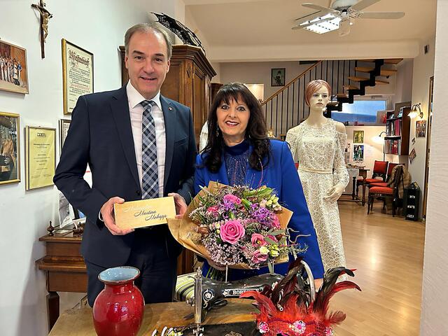 Landesrat Leonhard Schneemann gratuliert der Stoober Modemacherin Martina Mohapp zum 3. Platz beim Haute Couture Austria Awards  | Foto: Büro Landesrat Schneemann