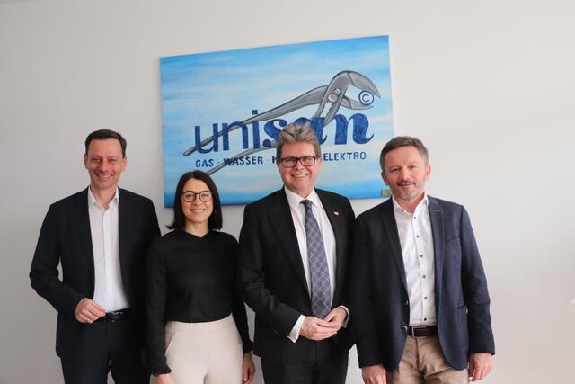 Die riesige Rohrzange am UNISAN-Logo ist ein Hingucker. Alois Gödl, Edith Berger-Hofer, Martin Polaschek und Innungsmeister Anton Berger. | Foto: Edith Ertl