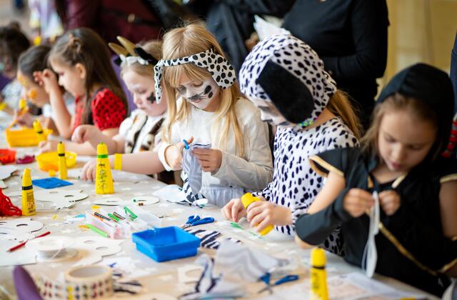 Bei den Bastelstationen.  | Foto: Andreas Hafenscher