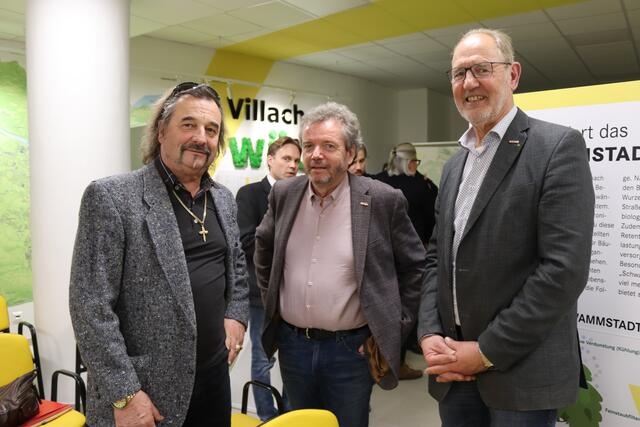 Nach dem Vortrag folgten noch spannende Gespräche wie bei Bernhard Plasounig (r.), WKO-Bezirksstellenobmann. | Foto: MeinBezirk.at