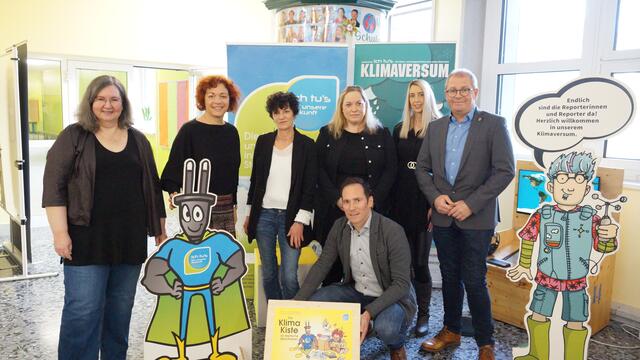 v.l.n.r.: Schuldirektorin Andrea Hairass, Landtagsabgeordnete Cornelia Schweiner, Claudia Nestler von der Stadtbücherei Voitsberg, Tanja Gössler von der MS Voitsberg, Martina Benedikt vom Bürgerbüro der Stadt Voitsberg, Bürgermeister Bernd Osprian und Klimabündnis-Geschäftsführer Friedrich Hofer (vorne) | Foto: Schrapf