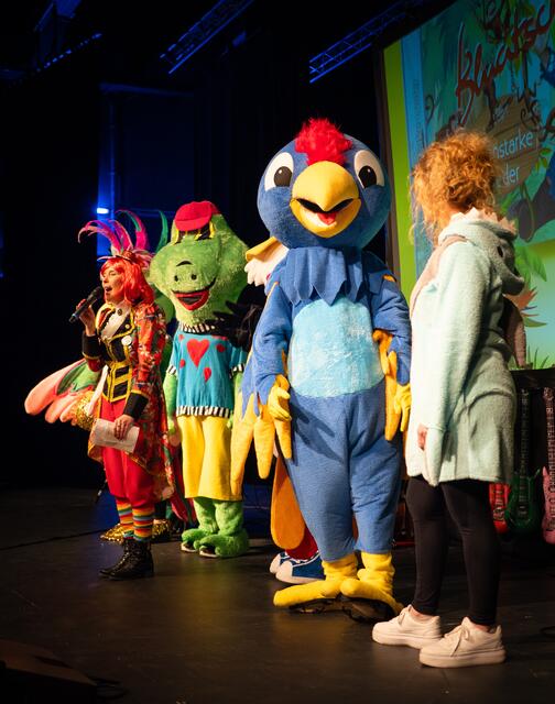 Die Maskottchen präsentierten sich bei einer Parade.  | Foto: Andreas Hafenscher