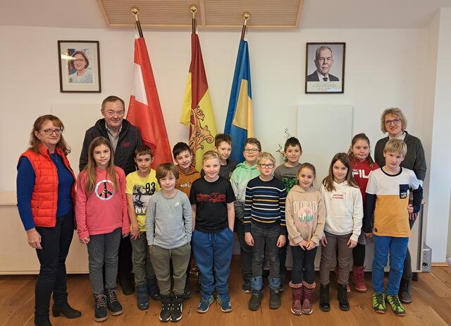Amtsleiterin Maria Kletzl, Bürgermeister Josef Baireder und VOL Karin Holzbrecher mit den Schülern Julia Meisl, Robin Mayrhofer, Theodor Miklas, Matteo Straßer, Simon Kraml, David Litschauer, Kilian Stauber, Tobias Holzmann, Fabian Scharf, Annika Zulus, Jasmin Tauber, Franziska Schüszler-Prock und Klemens Kletzl (v.l.) | Foto: Gemeinde Echsenbach