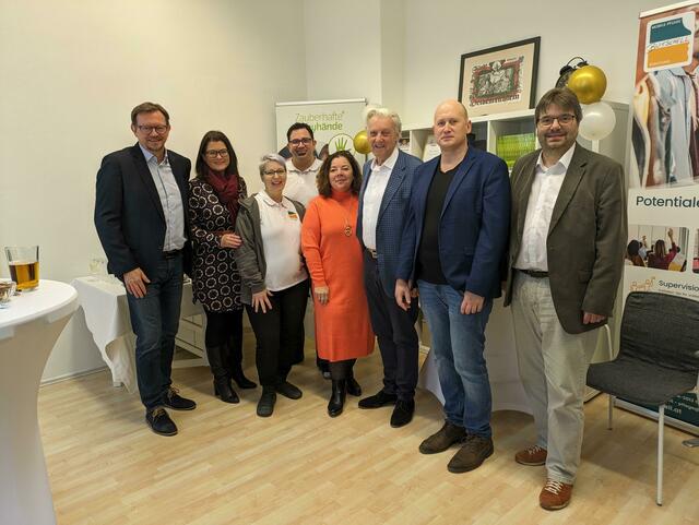 Abg.z.NR  Rudolf Silvan, Abg.z.NR  Melanie Erasim, Sabrina und Bernd Butschell, Vorsitzende Verein Volkshilfe Bezirk HL Herta Poisinger, Bezirksstellenobmann Alfred Babinsky, SPÖ Bezirksparteiobmann Stefan Hinterberger, Vizepräsident des SWV NÖ KommR Christian Klug, | Foto: Julius Gelles