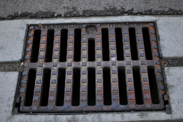 Ein Wiener Stadtrat fällt am Dienstag mit einem Video auf. In diesem feiert er einen Kanaldeckel. | Foto: zVg