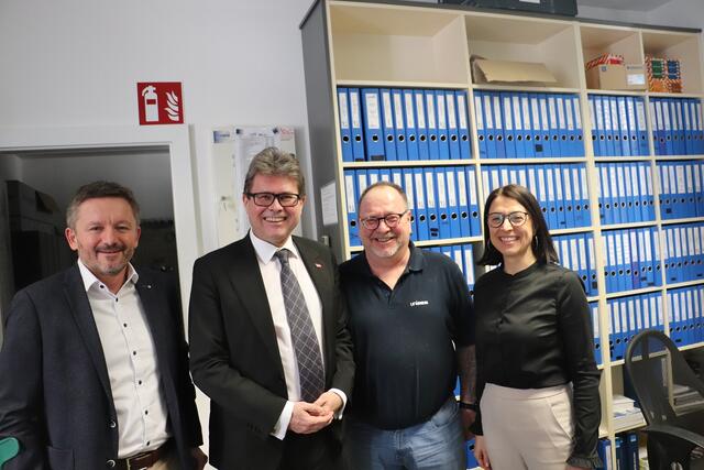 Beim Reden kommen d'Leut z'samm: Beim Gespräch mit Unisan-Mitarbeitern entdeckte der steirische Minister gemeinsame Bekannte. Christian Brudniak (2.v.r) arbeitet seit 34 Jahren im Unternehmen und ist für Bestellungen, Lager und Wartung zuständig.  | Foto: Edith Ertl