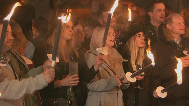 Auch für die Partygäste um Bäuerin Nicole (links) oder Hofdame Sabrina (Mitte) ist der Antrag ein rührender Abschluss der Staffel.  | Foto: ATV