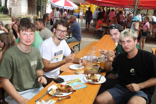 Eine lange Festnacht in St. Martin ließen viele Besucher beim darauffolgenden Frühschoppen ausklingen. | Foto: Kader Aslan