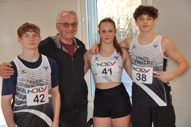Der stolze Leichtathletik-Trainer Walter Mittendorfer (2.v.l.) mit seinen Schützlingen Emilian Zettel, Marie Schrittwieser und Theo Hehenberger | Foto: Sportunion Purgstall