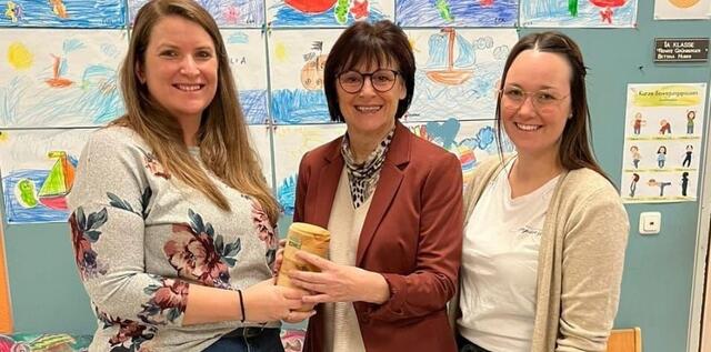 Spendenübergabe (von links): Wirbelwind-Obfraustellvertreterin Regina Gutenbrunner, Volksschuldirektorin Gerlinde Bachl und Wirbelwind-Obfrau Lisa Priemetshofer. | Foto: Wirbelwind