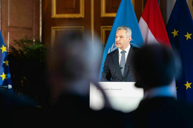 Bundeskanzler Nehammer ist ebenfalls vor Ort. | Foto: BKA/Schrötter