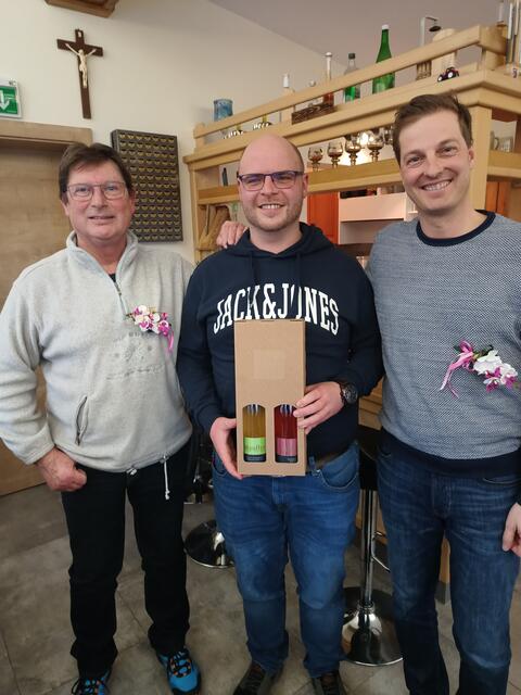 ESV-Obmann Walter Hirz und Bürgermeister Thomas Reingruber gratulierten Thomas Trinker (Mitte) zum "Würstelschuss". | Foto: KK