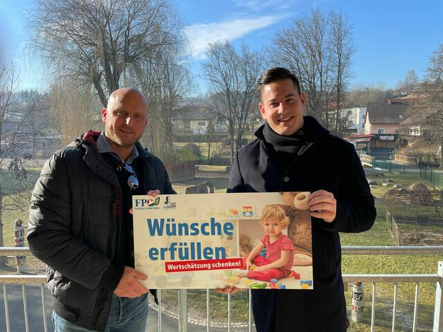 FPÖ-Bezirksparteiobmann und Gemeindekassier Gerhard Hirschmann (r.) durfte gemeinsam mit Gemeinderat Georg Bucher dem Pfarrkindergarten Heiligenkreuz am Waasen einen 150-Euro-Gutschein überreichen. | Foto: FPÖ Leibnitz