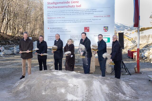 Walter Frey von der gleichnamigen bauausführenden Firma, Johannes Nemmert (Leiter Baubezirksamt Lienz), LHStv Josef Geisler, Bgmin Elisabeth Blanik, BM Norbert Totschnig, Markus Federspiel (Vorstand der Abteilung Wasserwirtschaft) und Walter Hopfgartner (Leiter des Fachbereichs Wasserwirtschaft im Baubezirksamt Lienz). | Foto: Land Tirol/Brunner Images