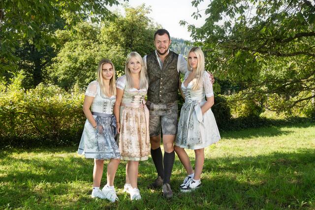 Der Schein trügt: Luki posierte hier noch mit allen drei Hofdamen - Sabrina (Mitte) und Carina (rechts) müssen beim Mühlviertler aber durch eine nicht für ihre Augen bestimmte Nachricht erfahren, dass sie offenbar "nicht sein Typ" sind. Drama bei Bauer sucht Frau! | Foto: Michaela Tischler/ ATV