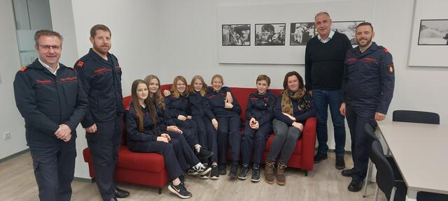 Die Mitglieder der Feuerwehrjugend Burgau-Burgauberg freuen sich mit Bürgermeister Gregor Löffler (2.v.re.) und Gemeinderätin Nicol Gradwohl (3.v.re.) über die Spende für ein neues Sofa. | Foto: FF Burgau-Burgauberg