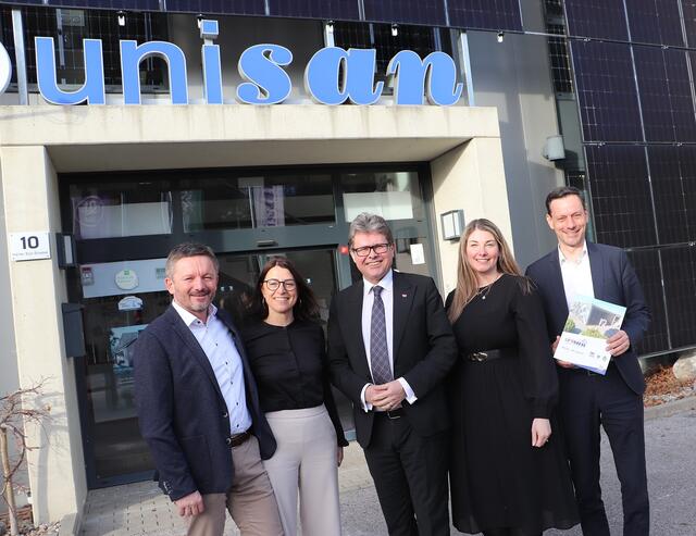 Unisan-Geschäftsführer Anton Berger und Edith Berger-Hofer führten Martin Polaschek, Nathalie Koch und Ernst Gödl durch ihr Unternehmen. | Foto: Edith Ertl