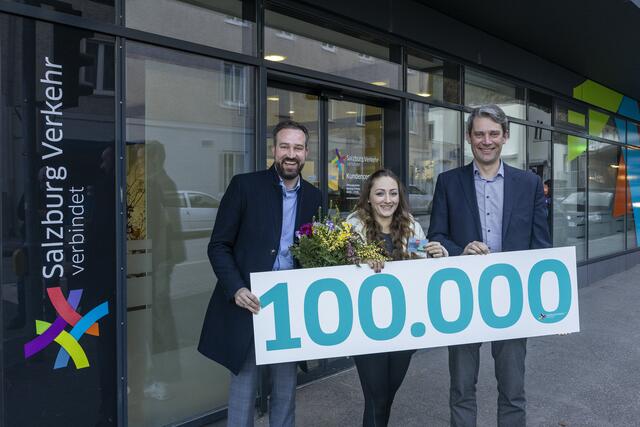 Tania Maria Schusser knackte den Rekord von 100.000 Netzwerkkarten des Salzburger Verkehrsbundes.  | Foto: Salzburg Verkehr/wildbild