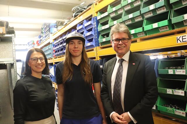 Installateur ist auch Frauensache: Maria Hütter (Bildmitte) erlernt bei Unisan den Beruf der Installateurin.  | Foto: Edith Ertl