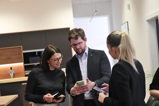Harts Gemeindekassier Lukas Kaltenegger begleitete  den Ministerbesuch bei UNISAN
 | Foto: Edith Ertl