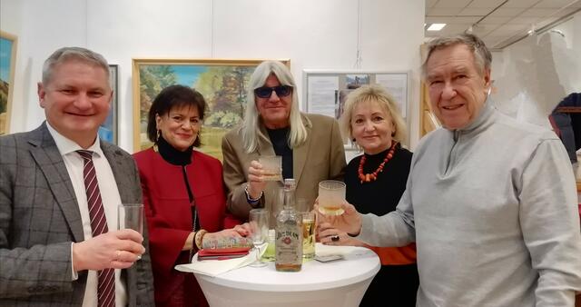 Vernissage und Whiskey: Bgm. Christian Sander, E. Weber, H. Hofbauer, Frank Peter Hofbauer mit Gattin Heidi und Richard Pflanzl  | Foto: Richard Pflanzl