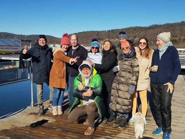 Rund 20 Menschen treffen sich sonntags regelmäßig zum Eisschwimmen im Strandbad Klagenfurt. | Foto: Privat