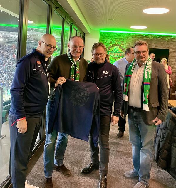 In der Halbzeit traf Innenminister Gerhard Karner Rapid-Geschäftsführer Marcus Knipping, Rapid-Präsident Alexander Wrabetz und den ehemaligen Innenminister Karl Schlögl. | Foto: BMI