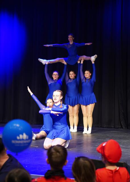 Die Faschingsgilde Loretto begeisterte die jungen Gäste mit ihrer Show.  | Foto: KBB