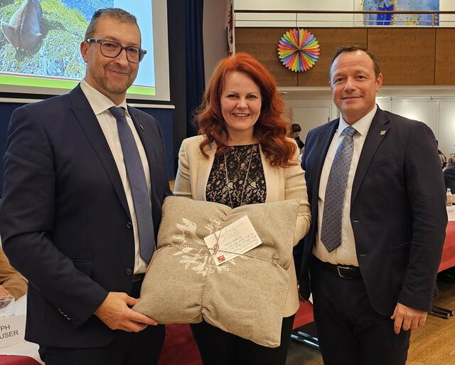 LRin Cornelia Hagele war am Wahlabend eine der ersten Gratulantinnen für BM Martin Plank (l.) und VBM Romed Giner. | Foto: Birgitt Drewes