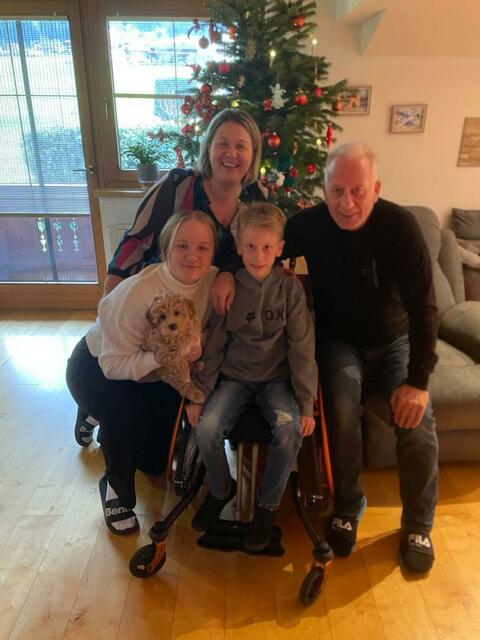 "Unterm Weihnachtsbaum"
vlnr: Victoria (Schwester), Barbara (Mutter), Georg, Gernot (Vater) | Foto: Barbara Hanser
