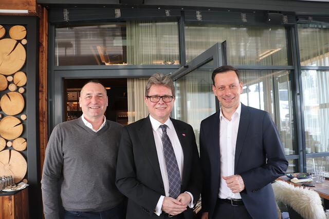 In Raaba-Grambach lud Bildungsminister Martin Polaschek mit NAbg. Ernst Gödl und Vzbgm. Adolf Kohlbacher zum Pressegespräch. | Foto: Edith Ertl