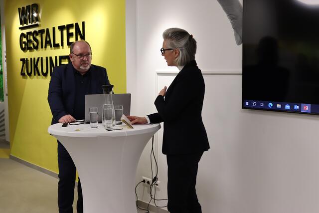 Nach der Begrüßung folgte die Anlayse vom Roland Murauer. | Foto: MeinBezirk.at