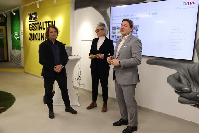 Machten den Auftakt: Bürgermeister Günther Albel und Hubert Marko (l.), Aufsichtsratsvorsitzender des Stadtmarketings und Geschäftsführer Blumen Moser. | Foto: MeinBezirk.at