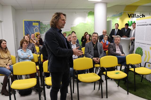 Hubert Marko, Aufsichtsratsvorsitzender des Stadtmarketings und Geschäftsführer Blumen Moser stellte die erste Frage. | Foto: MeinBezirk.at