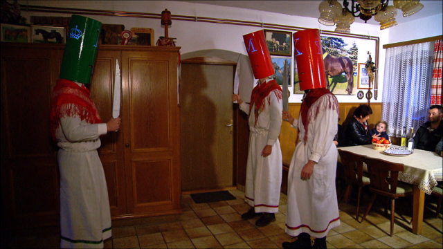 Das Kaleda-Singen und das Base-Brauchtum liegen seit jeher in männlicher Hand. Das Kaleda-Singen der Erwachsenen beginnt gegen Abend und reicht bis in die frühen Morgenstunden. | Foto: Herta Maurer-Lausegger