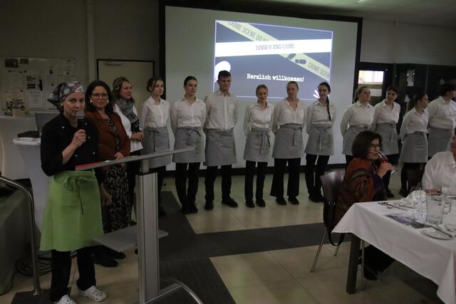 Reinhild Reiter, Miriam Buchholzer sowie die Schülerinnen und Schüler des dritten Jahrganges luden zum Krimidinner. | Foto: RegionalMedien