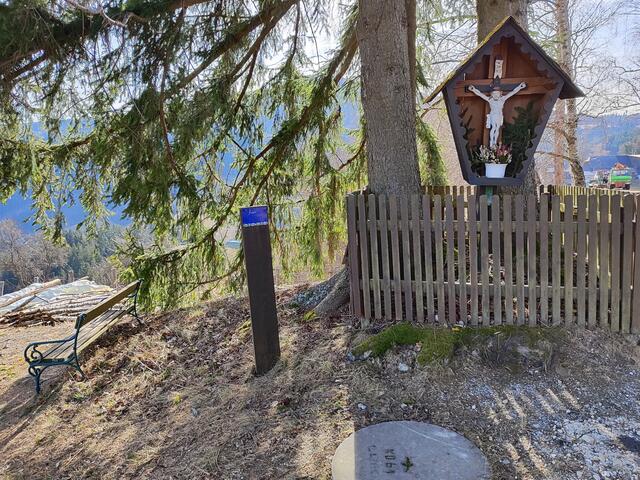 die blauen Taferln weisen auf den Pilgerweg hin... | Foto: I.Wozonig
